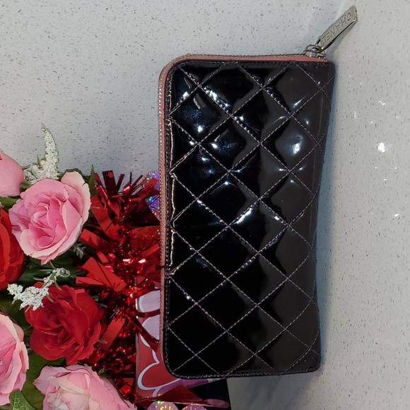 CHANEL shiny patent/quilted leather wallet - Picture 3 of 10